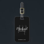 Etiqueta Para Maletas Groomsmen personalizado de escritura moderna negra<br><div class="desc">Añada un toque personal a su boda con la etiqueta de equipaje personalizada para los padrinos. Esta etiqueta portaequipajes muestra el nombre de los groomsmen personalizado en estilo de letra de escritura blanco moderno y monograma en estilo de letra de escritura gris moderno como fondo con título y fecha boda...</div>