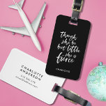Etiqueta Para Maletas Guión de color personalizado poco pero fuerte Shak<br><div class="desc">Viaja con estilo con esta etiqueta de equipaje literario que muestra tu nombre y un guión de broche blanco de la cita "aunque sea pequeña es feroz" de A MidSummer Night's Dream de William Shakespeare con un color de fondo editable (haz clic en "editar" para cambiar de fondo). Haga que...</div>