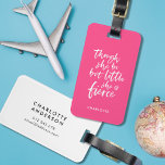 Etiqueta Para Maletas Guión de color personalizado poco pero fuerte Shak<br><div class="desc">Viaja con estilo con esta etiqueta de equipaje literario que muestra tu nombre y un guión de broche blanco de la cita "aunque sea pequeña es feroz" de A MidSummer Night's Dream de William Shakespeare con un color de fondo editable (haz clic en "editar" para cambiar de fondo). Haga que...</div>