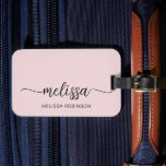Etiqueta Para Maletas Guión de Firma de Nombre de Monograma Rosa Rubor F<br><div class="desc">Etiqueta para equipaje personalizada con monograma de nombre en letra script femenino minimalista y simple en rosa claro. Este diseño presenta su primer nombre en un bonito estilo de letra a mano con cola de florituras y el nombre completo en un fondo rosa polvoriento o rosa pastel claro. Estas son...</div>