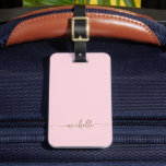 Etiqueta Para Maletas Guion de nombre de monograma de caligrafía en rosa<br><div class="desc">Elegante etiqueta para equipaje moderna y chic con monograma dorado y nombre personalizado en letra script. Este delicado diseño presenta un nombre personalizado en una fuente de caligrafía con cola de florituras en letra cursiva (o tipografía) y la información de contacto (en la parte posterior) en dorado sobre fondo de...</div>