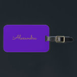 Etiqueta Para Maletas Guión de oro púrpura simple moderno<br><div class="desc">Haga clic en "Personalizar" para personalizar el texto y/o cambiar el color de fondo. ¡Hace un gran regalo de vacaciones para una muchacha que ama la magia de los unicornios! Llenador de existencias de Guay,  regalo de cumpleaños o regalo de vacaciones.</div>