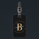 Etiqueta Para Maletas Guión monograma de nombre dorado negro de eleganci<br><div class="desc">Monograma de nombre inicial de personalizado monocromático personalizado,  minimalista,  sencillo,  moderno,  negro y dorado. Con un primer monograma y un guión de firma de nombre ondulado en un tipo de letra caligráfica escrito a mano con las colas de permuta y el marco de círculo punteado alrededor de su monograma.</div>