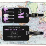Etiqueta Para Maletas Guitarra elegante Monograma rosa y negro<br><div class="desc">Elegante guitarra eléctrica color rosa y personalizado negro etiqueta de equipaje de viaje. Ilustraciones de guitarra eléctrica dibujados a mano con un estilo de arte pop rosa y morado, blanco translúcido, tonos rosados y morados que repiten un patrón en un fondo negro. El diseño perfecto para la estrella de rock...</div>