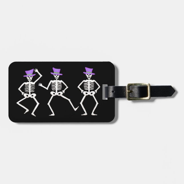 Etiqueta Para Maletas Halloween Whimsy Dancing Skeletons Púrpura Sombrer (Frente Horizontal)
