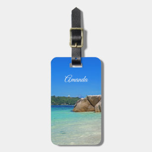 Etiqueta Para Maletas Hermoso mar tropical con costa cubierta de roca