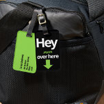 Etiqueta Para Maletas "Hey Over Here" Es Muy Gracioso<br><div class="desc">¡Que te des Cuenta! Funny "Hey Over Here" en blanco y negro con la etiqueta de equipaje verde limón con la flecha resaltada y la información de contacto en el costado.</div>
