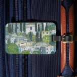 Etiqueta Para Maletas Iglesia (Kirche) en Cassone de Gustav Klimt<br><div class="desc">Iglesia en Cassone - Paisaje con cipreses (titulada en alemán, Kirche in Cassone - Landschaft mit Zypressen) (1913) de Gustav Klimt es una pintura de arte simbolista de la era victoriana que representa una iglesia en la localidad de Cassone con edificios de piedra circundantes y cipreses al borde del lago...</div>