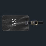 Etiqueta Para Maletas Iniciales de monograma de cuero negro con clase<br><div class="desc">Elegante Clásico Minimal Black Leather Monogram Etiqueta De Equipaje De Iniciales. Cuenta con un fondo de imagen falso de cuero.</div>