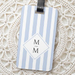 Etiqueta Para Maletas Iniciales monogramas tiras blancas y negras polvor<br><div class="desc">Etiqueta para el equipaje con un patrón de rayas azul y blanco polvoriento claro con sus iniciales monogramas en gris oscuro sobre una forma de diamante blanco. Todos los colores son personalizable.</div>