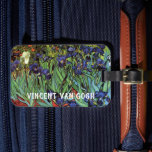 Etiqueta Para Maletas Irises de Vincent van Gogh, Arte de Jardín Vintage<br><div class="desc">Irises (1889) de Vincent van Gogh es un bello arte vintage post impresionsionismo paisaje floral con un jardín con iris morado barbudo cultivado por amapolas naranjas. Una sola flor blanca de iris está floreciendo al borde. Sobre el artista: Vincent Willem van Gogh (1853-1890) fue uno de los pintores más famosos...</div>