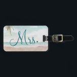 Etiqueta Para Maletas Island Breeze Beach Personalizado Viaje de Luna de<br><div class="desc">Escena de Playa Pintada Island Breeze, con olas del océano, playa de arena y palmeras, con un hermoso cielo azul teal. Con tipografía moderna y fuentes de letra script. Una playa tropical de verano, o diseño de boda de destino - Etiquetas de equipaje personalizadas para la novia Sra. ¡Luna de...</div>