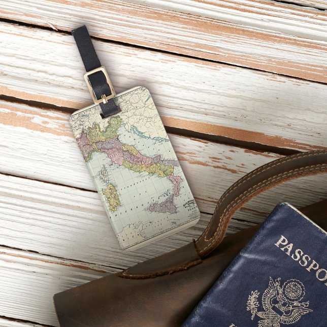 Etiqueta Para Maletas Italia. (Luggage tag on table)
