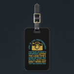 Etiqueta Para Maletas La fotografía inspiradora captura los buenos tiemp<br><div class="desc">La vida es como la fotografía. Si las cosas no salen bien, tómate otro tiro. Diseño de citas inspiradoras y motivacionales para fotógrafos. Guay dice y mercadería de tipografía de eslogan para los que les gusta tomar fotos, miembro del club de fotografía. Diseño vintage y angustiado para fotógrafos aficionados o...</div>
