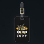 Etiqueta Para Maletas La humilde jardinería nunca es demasiado antigua p<br><div class="desc">Nunca eres demasiado viejo para jugar en la tierra. Diseño gracioso y humorístico para jardinero. Esta mercadería de herramientas de jardinería vintage y retro es genial para aquellos que aman la jardinería, la agricultura, el cultivo de flores, verduras y árboles frutales. Mantén tu actitud positiva y buenas vibraciones mientras trabajas...</div>