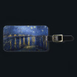 Etiqueta Para Maletas La noche estrellada de Vincent van Gogh sobre el R<br><div class="desc">1888. Noche estrellada sobre el Ródano por Vincent Willem van Gogh,  un pintor post-impresionista de origen holandés cuyo trabajo —notable por su tosca belleza,  honestidad emocional y color audaz— tuvo una influencia de largo alcance en el arte del siglo XX.</div>