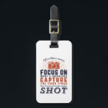 Etiqueta Para Maletas La Vida Es Como Una Cita De Fotógrafo De Cámara<br><div class="desc">La vida es como una cámara. Centrarse en lo importante. Captura los buenos tiempos. Diseño de citas inspiradoras y motivacionales para fotógrafos. Guay dice y mercadería de tipografía de eslogan para los que les gusta tomar fotos, miembro del club de fotografía. Diseño vintage y angustiado para fotógrafos aficionados o profesionales...</div>