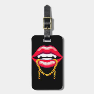 Etiqueta Para Maletas Labios rojos mordiendo una cadena dorada elegante