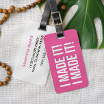 Etiqueta Para Maletas ¡Lo Hice! ¡Lo Hice! Rosa y blanco personalizado<br><div class="desc">Hey,  tu bolso llegando a su destino en una pieza es definitivamente una razón para celebrar! La etiqueta rosa y blanco de colores vivos dice "¡Lo hice! ¡Lo hice!" en tipografía audaz de bloques blancos. Personalizar con su nombre y datos de contacto en la parte posterior.</div>