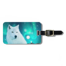 Lobo ártico y noche mágica con luces del norte