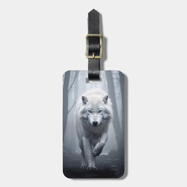 Etiqueta Para Maletas Lobo blanco en bosque de niebla (Frente Vertical)