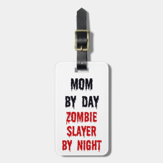 Etiqueta Para Maletas Mamá por día Zombie Slayer por noche