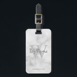 Etiqueta Para Maletas Marble personaliza el nombre y el monograma de Gro<br><div class="desc">Añada un toque personal a su boda con la etiqueta de equipaje personalizada para los padrinos. Esta etiqueta portaequipajes muestra el nombre del groomsman personalizado en estilo de letra de escritura gris clásica con detalles bodas en estilo de fuente serif gris clásico y monograma en estilo de fuente serif gris...</div>