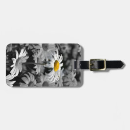 Etiqueta Para Maletas margarita amarilla en un mar de margaritas negras