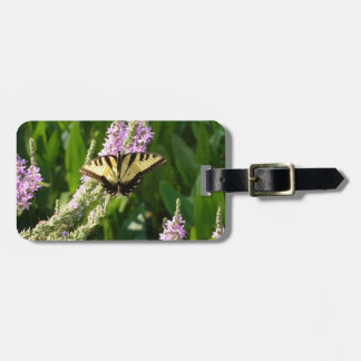 Etiqueta Para Maletas Mariposa de cola cruda sobre flores silvestres mor