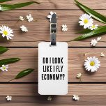 Etiqueta Para Maletas ¿Me Parece Que Vuelo A Economía Cita De Viajes Gra<br><div class="desc">Haz una declaración audaz con este divertido diseño de tipografía inspirado en viajes. Con la frase "ME PARECE A LA ECONOMÍA DE VUELO" en todas las gorras, es perfecto para viajeros, jet-setters y cualquier persona con sentido del humor sobre volar en estilo. Este diseño combina una actitud ingeniosa con una...</div>