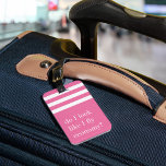 Etiqueta Para Maletas ¿Me Parece Que Vuelo A La Economía? Divertido<br><div class="desc">Comience con su habitual condición de viajero con esta linda y divertida etiqueta de equipaje. El diseño presenta la cita "¿Me parece que vuelo en economía?" con letras blancas en un fondo rayado. Personalice la parte posterior con sus datos de contacto.</div>