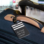 Etiqueta Para Maletas ¿Me Parezco A Un Entrenador De Vuelo? Divertido<br><div class="desc">Comience con su habitual condición de viajero con esta linda y divertida etiqueta de equipaje. El diseño presenta la cita "¿Me parece que vuelo en coche?" con letras blancas en un fondo rayado. Personalice la parte posterior con sus datos de contacto.</div>