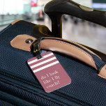 Etiqueta Para Maletas ¿Me Parezco A Un Entrenador De Vuelo? Divertido<br><div class="desc">Comience con su habitual condición de viajero con esta linda y divertida etiqueta de equipaje. El diseño presenta la cita "¿Me parece que vuelo en coche?" con letras blancas en un fondo rayado. Personalice la parte posterior con sus datos de contacto.</div>