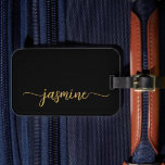 Etiqueta Para Maletas Mínimo Simple Femenino Script de Caligrafía Negro<br><div class="desc">Etiqueta para equipaje personalizada con monograma de nombre y firma en estilo minimalista femenino simple y elegante en negro y dorado. Este diseño presenta su primer nombre en una bonita tipografía de firma con estilo de letra a mano con cola de florituras (o caligrafía) en dorado sobre fondo negro. Estas...</div>