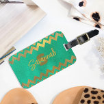 Etiqueta Para Maletas Moda Moderna Y Elegante Chevron Verde Y Oro<br><div class="desc">Diseño moderno y personalizado de las etiquetas de equipaje con un patrón de chevron dorado en un fondo verde con el texto personalizado en el medio. El texto es totalmente personalizable. Para cambiarlo, utilice la opción Personalizar. Para obtener más cambios, como cambios en el tipo de letra, color de fuente...</div>