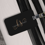 Etiqueta Para Maletas Modern Black Gold Feminine Script Monogrammed<br><div class="desc">Modern Black Gold Feminine Script Monogrammed Luggage Tag. Easily personalize this modern elegant luggage tag with your custom monogram and name.</div>
