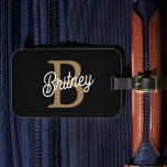 Etiqueta Para Maletas Moderno y elegante nombre de monograma Black Gold<br><div class="desc">El moderno y elegante Monograma Nombre Black Gold Script Mouse Pad es una elegante y funcional adición a cualquier configuración de escritorio. Presenta un elegante fondo negro con un elegante diseño de escritura dorada, que se puede personalizar con un monograma y un nombre. Este teclado del ratón no sólo proporciona...</div>