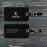 Etiqueta Para Maletas Moderno y elegante nombre en blanco negro en monog<br><div class="desc">El monograma y el nombre del hombre crean su propia plantilla de etiqueta de equipaje en blanco y negro simple. ¡Fácil de personalizar en ambos lados! Puede cambiar los colores del fondo y del texto seleccionando la opción personalizar. Puede ser un regalo especial para un novio, marido, hijo, papá, novio,...</div>