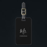 Etiqueta Para Maletas Moderno y simple Sr. Groom Nuevo Elegante<br><div class="desc">Etiqueta simple para el equipaje con "Mr." en un guión elegante junto con tu apellido en blanco sobre un fondo negro. Esta moderna etiqueta para el equipaje es el regalo perfecto para el boda de un recién casado para su luna de miel.</div>