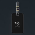 Etiqueta Para Maletas Moderno y simple Sr. Groom Nuevo Elegante<br><div class="desc">Etiqueta simple para el equipaje con "Mr." en un guión elegante junto con tu apellido en blanco sobre un fondo negro. Esta moderna etiqueta para el equipaje es el regalo perfecto para el boda de un recién casado para su luna de miel.</div>