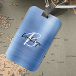Etiqueta Para Maletas Monograma blanco negro Metalizado cepillado azul G<br><div class="desc">Esta elegante etiqueta personalizada para el equipaje incluye un monograma y un nombre en un moderno guión en blanco y negro sobre un fondo metalizado color azul claro.</div>