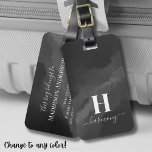 Etiqueta Para Maletas Monograma blanco negro simple<br><div class="desc">Esta elegante etiqueta para el equipaje presenta un fondo gris oscuro, casi negro, que le da un aspecto elegante en blanco y negro. Una inicial personalizada se muestra elegantemente en caligrafía de script, con el nombre colocado debajo en una fuente serif coincidente. El diseño sencillo y a la vez moda...</div>