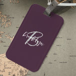 Etiqueta Para Maletas Monograma de escritura blanca de color gris morado<br><div class="desc">Esta elegante etiqueta de equipaje personalizada incluye un monograma y un nombre en un moderno guión en blanco y gris sobre un fondo de plum morado a la moda.</div>
