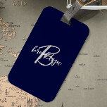 Etiqueta Para Maletas Monograma de escritura blanca gris azul de la mari<br><div class="desc">Esta elegante etiqueta de equipaje personalizada incluye un monograma y un nombre en un guión moderno en blanco y gris sobre un fondo azul marino.</div>