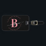Etiqueta Para Maletas Monograma de escritura con nombre rosado negro ele<br><div class="desc">Monograma inicial de nombre giratorio, minimalista, simple, moderno, negro y rosa personalizado de escritura monogramada personalizada etiqueta de equipaje monogramado. Con un primer monograma y un guión de firma de nombre ondulado en un tipo de letra caligráfica escrito a mano con las colas de permuta y el marco de círculo...</div>