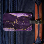 Etiqueta Para Maletas Monograma de las iniciales del guión del geodo de<br><div class="desc">Etiqueta moderna y elegante de identificación de equipaje con geoda de agate morado, piedra de mármol y acentos brillantes purpurinas de oro personalizados con iniciales y nombre de escritura manuscrita femenina de moda. Diseño lujoso y elegante. Póngase en contacto con el diseñador a través de Zazzle Chat o makeitaboutyoustore@gmail.com si...</div>