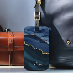 Etiqueta Para Maletas Monograma de oro de Geode Blue Agate de Marina<br><div class="desc">Bolsa de nombres de escritura elegante o etiqueta de equipaje de Navy Blue y Relieve metalizado dorado Agate Geode Monograma. Esto hace que el dulce perfecto 16, 13, 15, 16, 18, 21, 30, 40, 50, 60, 70, 80, 90, 100 cumpleaños, boda, ducha de novias, aniversario, ducha de bebé, graduación o...</div>