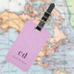 Etiqueta Para Maletas Monograma de textura de cuero rosa<br><div class="desc">Impresión de cuero falso rosado como fondo. Personalice y agregue sus letras de monograma y nombre completo en la parte delantera. Su información de contacto en la parte posterior. Texto púrpura.</div>