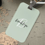 Etiqueta Para Maletas Monograma del guión blanco negro verde de moda Sag<br><div class="desc">Esta elegante etiqueta de equipaje personalizada incluye un monograma y un nombre en un moderno guión en blanco y negro con un moderno fondo verde sabio.</div>