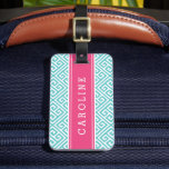 Etiqueta Para Maletas Monograma del Personalizado de claves griegas turq<br><div class="desc">La etiqueta para el equipaje de moda preppy incluye un moderno patrón de clave griega, personalizado con su nombre personalizado monograma en un lindo marco de cinta de rayas de rugby. Haga clic en Personalizar para cambiar los tipos de letra y los colores de los monogramas y crear uno propio...</div>
